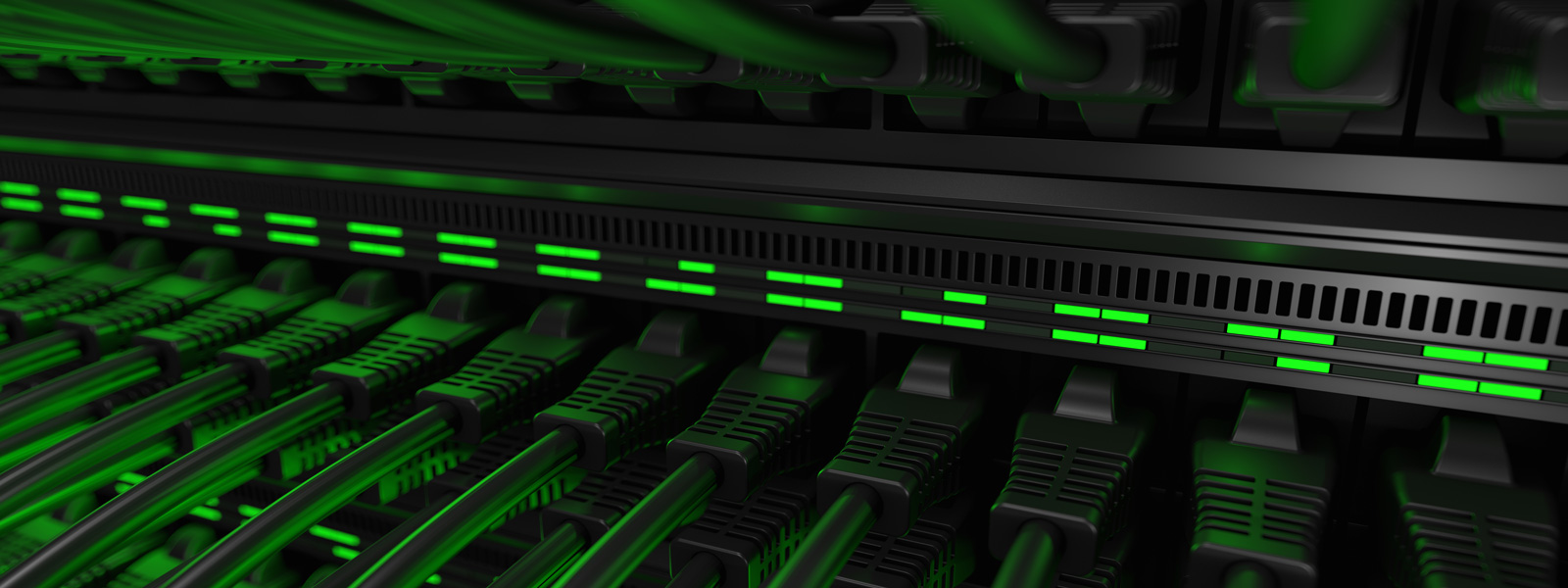 Professionel opsætning af netværk og datainstallation i erhvervsbygning med trådløse og kablede forbindelser, serverrack og fiberkabler.